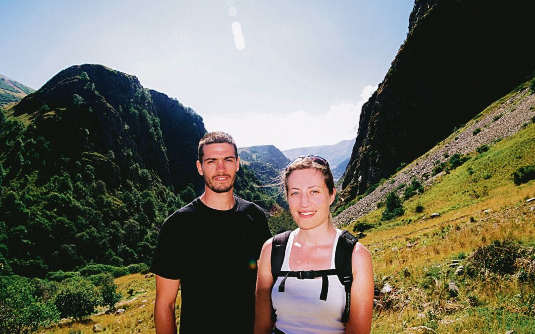 Sabrina et Alexandre dans les montagnes de l'Alpe d'Huez avant leur départ autour du monde